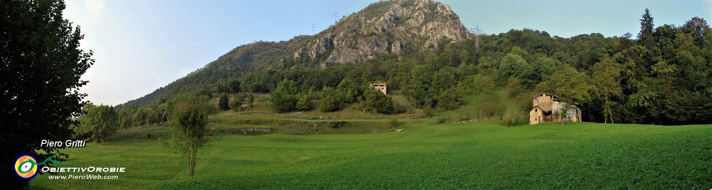 77 Grande bella radura prativa con vista sulla cima rocciosa del Pizzo di Spino versante sud.jpg